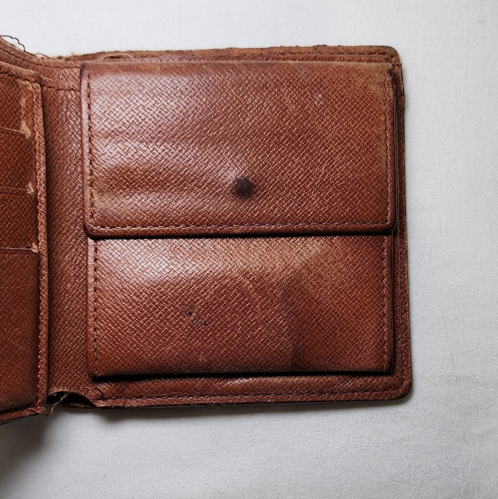 Louis Vuitton Monogram Bi-Fold - Picture 13 of 15